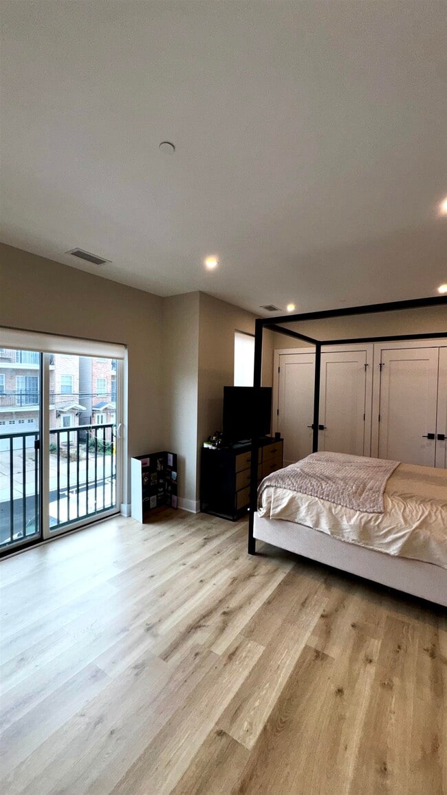 Building Photo - 203-205 Randolph Ave Unit# 101