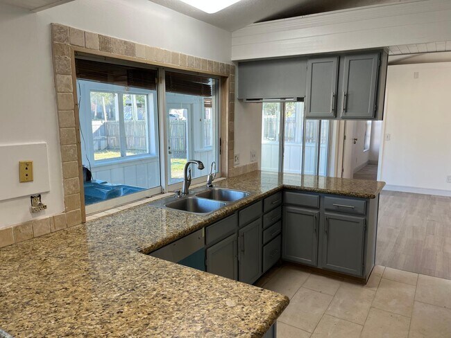 Building Photo - 2351 SE Maize St