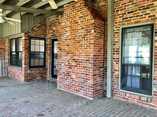 Building Photo - 2913 Sumter Ave