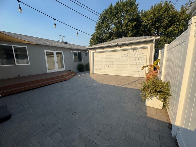 Building Photo - Stunning updated 3 Bedroom, 2 Bathroom Hom...