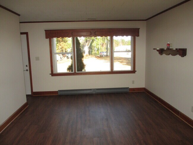 Building Photo - 3 Bedroom, 2 Bath home on a large lot with...