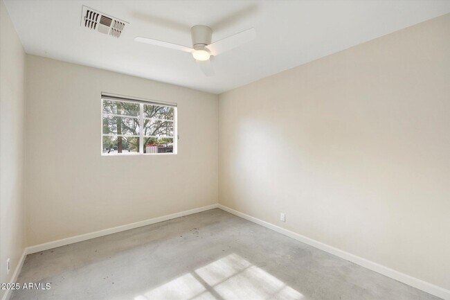 Building Photo - 1300 W Meadowbrook Ave