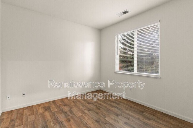 Building Photo - 492 Quail Run Cir