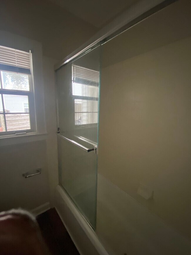 Building Photo - Charming 2-Bedroom Duplex for Lease – South Highlands