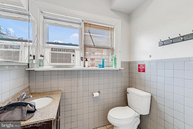 Building Photo - 4011 Pine St