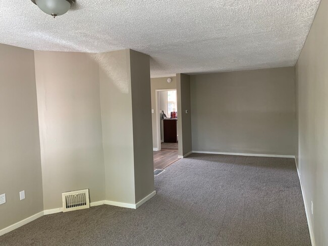 Building Photo - AVAILABLE April 1st - 3 BED 1 BATH