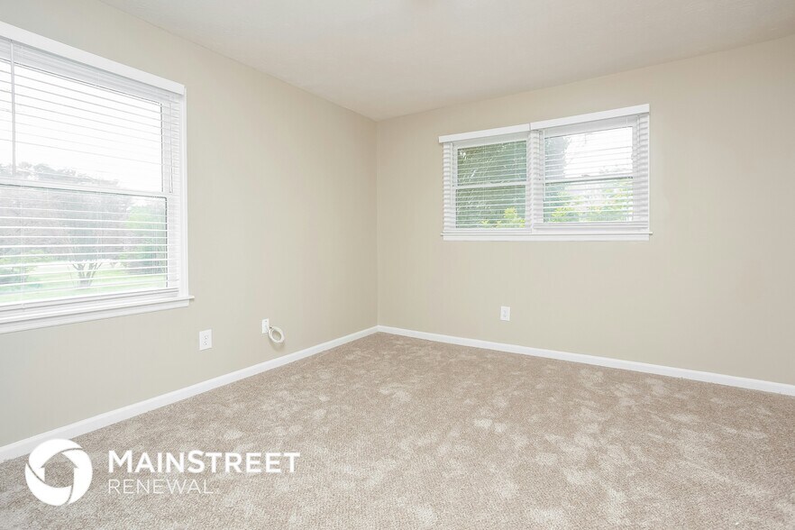 Building Photo - 680 N Kingsley Dr