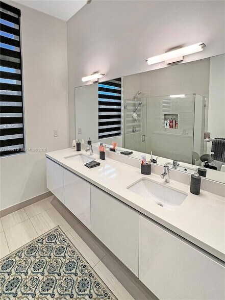 Building Photo - 16640 Sunset Way