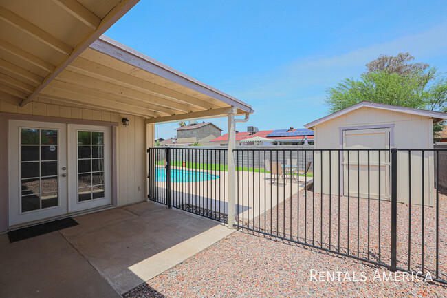 Building Photo - 3 bedroom with pool!