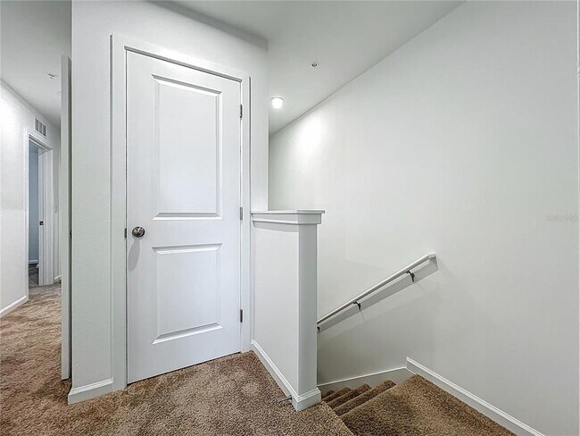 Building Photo - 9824 Walkway Dr