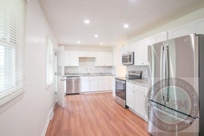 Building Photo - Spacious 3 Bedroom / 1 Bathroom Home in Be...