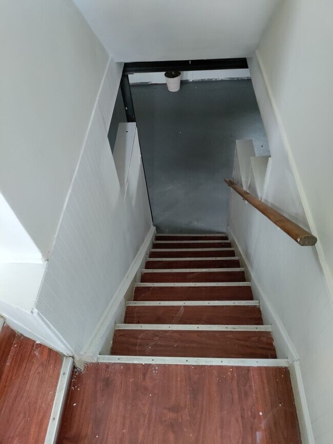 Building Photo - 3 bedroom, 2 bath, brick bungalow in Eastpointe - Now Available!