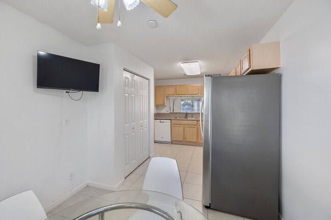 Building Photo - 3800 Woodfield Dr