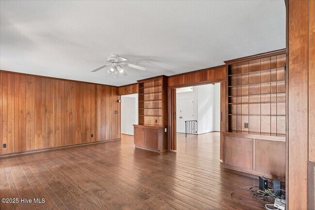 Building Photo - 60 Pine Lake Dr