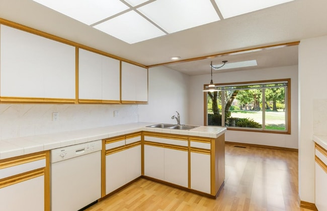 Building Photo - Prime Charbonneau Golf Community Location! 2 Bed, 2.5 Bath + Den, A/C, Washer/Dryer and Garage