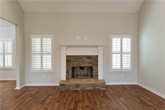Building Photo - 214 Oakwood Dr