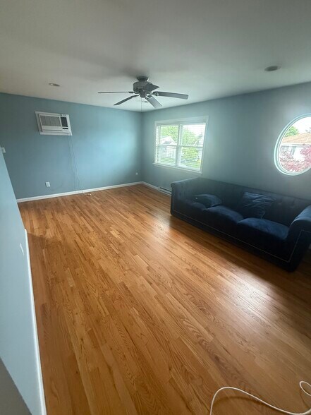 Living room - 381 31st St