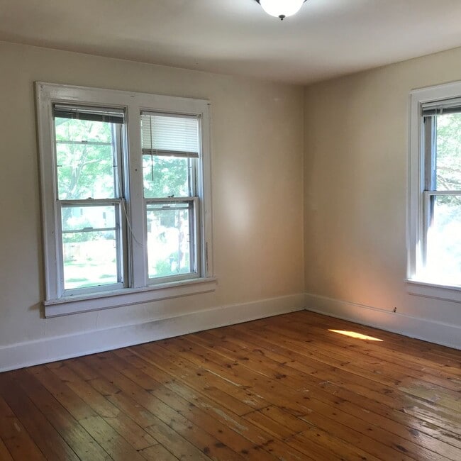 Building Photo - Great Four-Bedroom-Plus-Den House in Vilas...