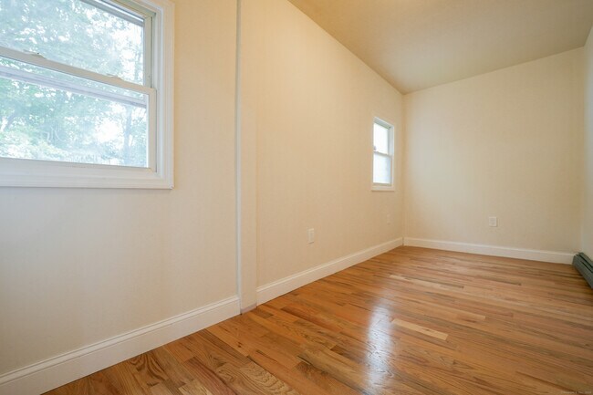 Building Photo - 367 Tudor St