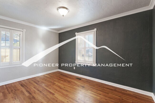 Building Photo - Downtown Charm with Private Yard, Oversized Garage and AC