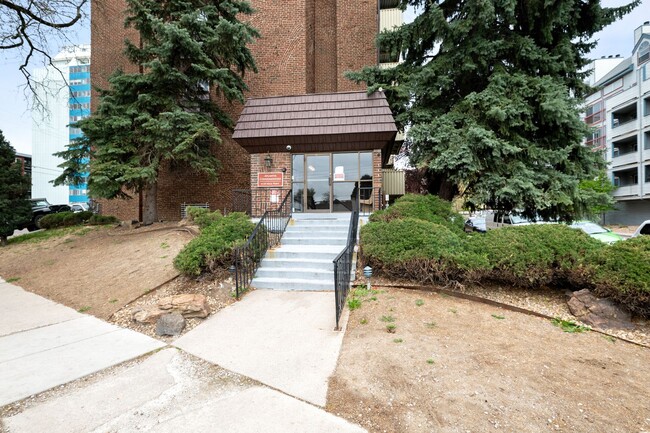 Building Photo - Newly Renovated Condo!