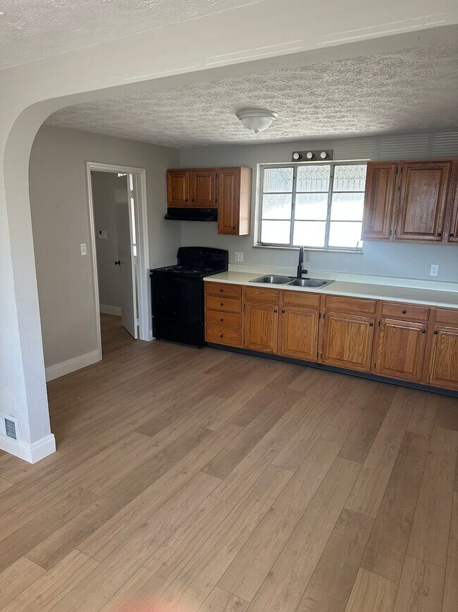Building Photo - Move In Ready 2 Bedroom with Attached Garage!