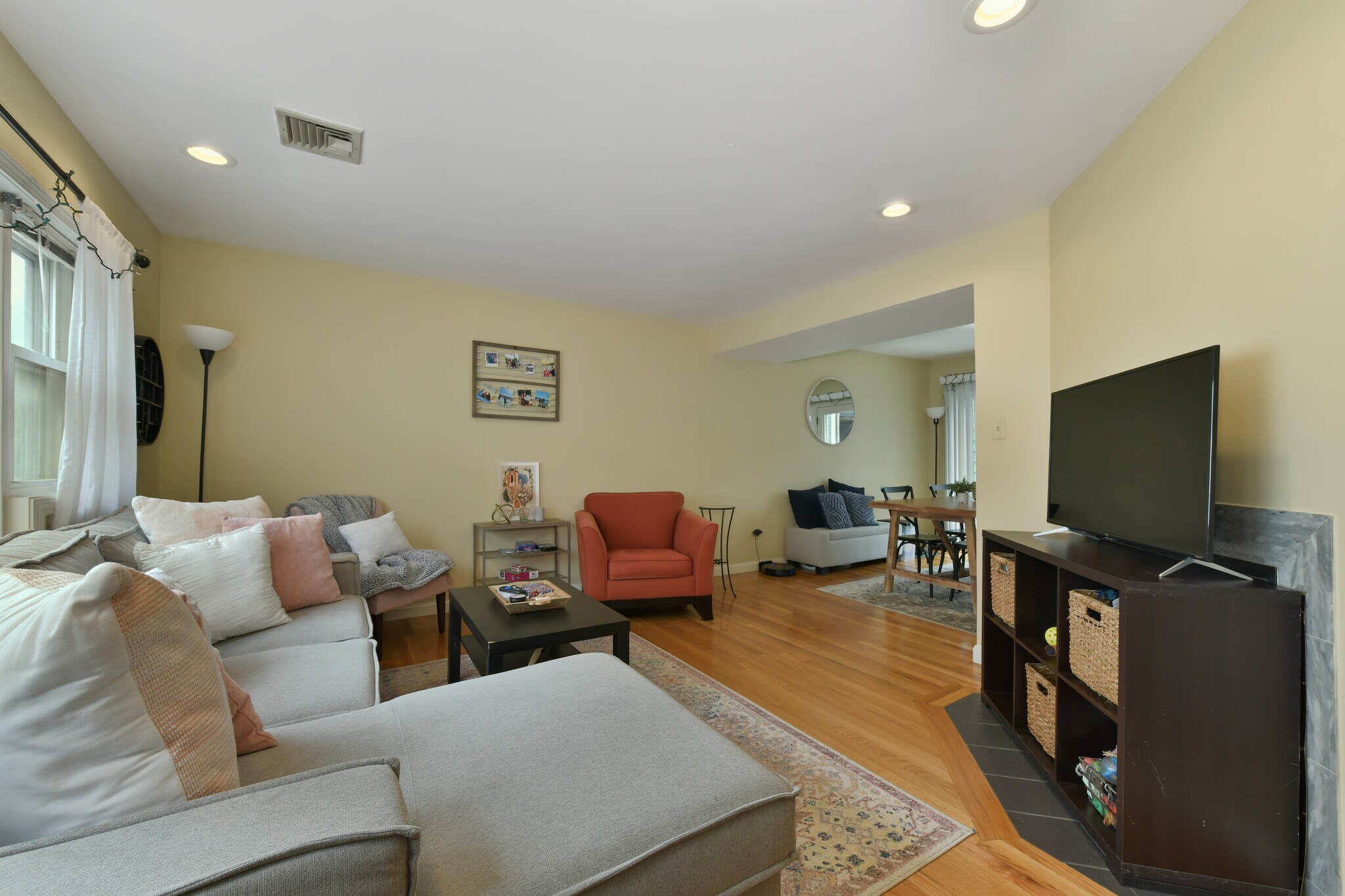 Building Photo - 335 W 4th St