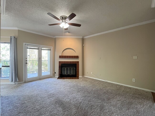 Building Photo - Wonderful 2/2 in Perfect Far West Location