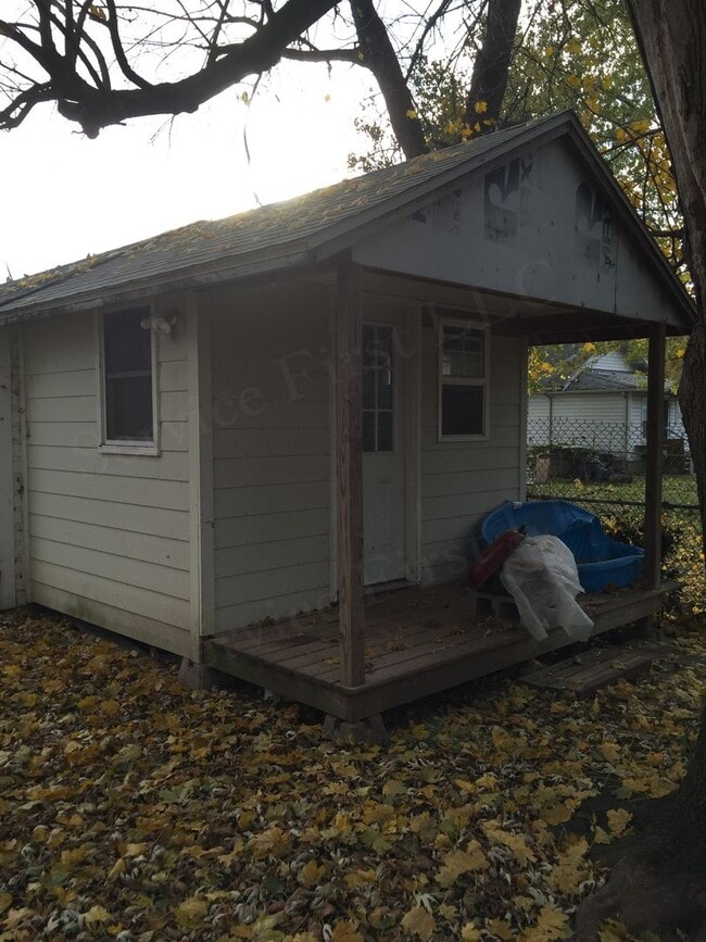 Building Photo - Very nice and LARGE 1 bed House for rent CLOSE TO MSU!