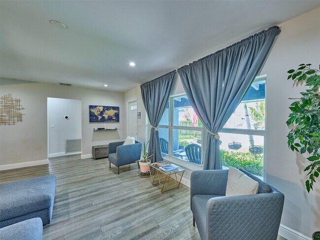 Building Photo - 801 NE 15th St