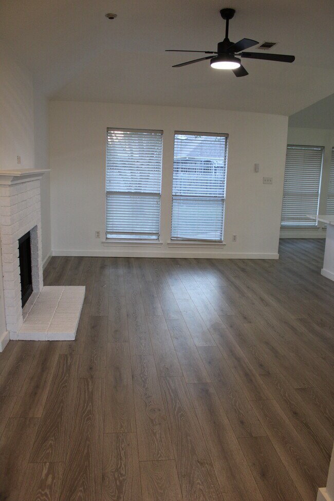 Living room - 6005 Acapulco Dr