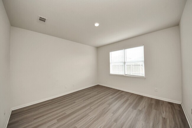 Building Photo - 305 Wayne County Dr