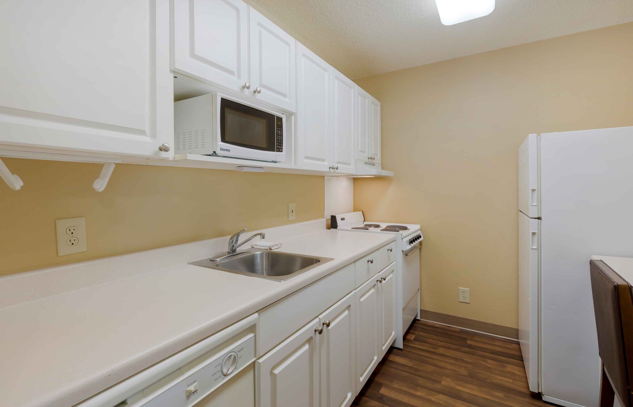 Building Photo - Furnished Studio-Tampa - Airport - Memoria...