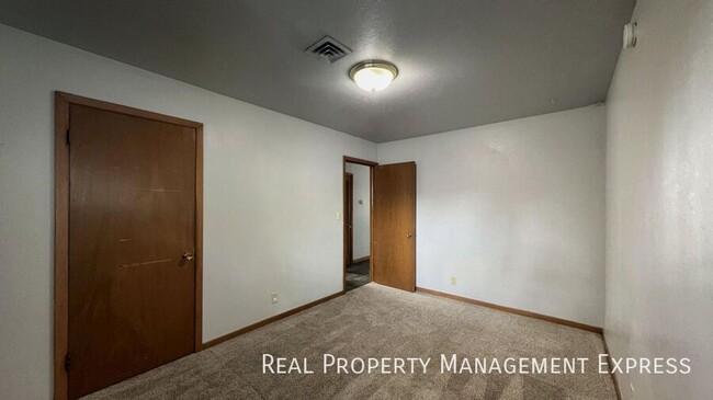 Building Photo - 1 Month Free Rent; 2 Bedroom Apartment loc...