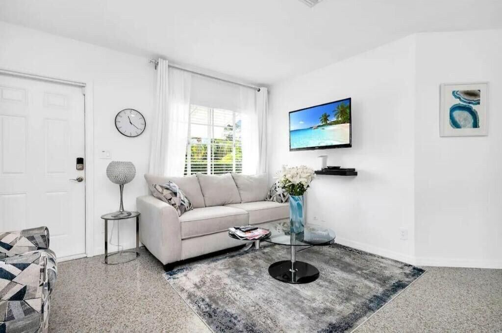 Building Photo - 5515 Spruce Ave