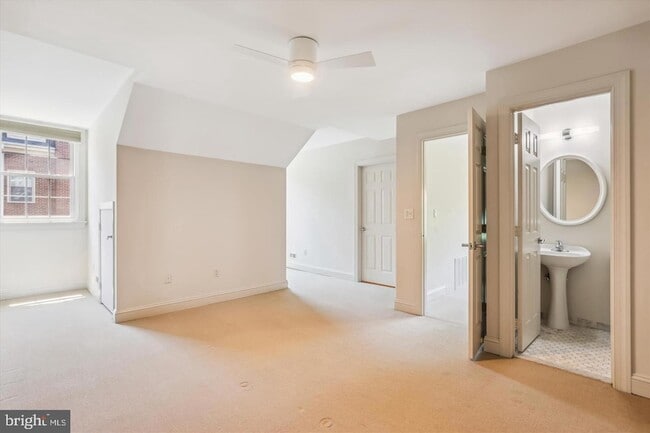 Building Photo - 1596 N Colonial Terrace