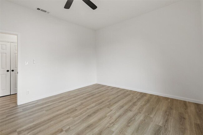 Building Photo - 707 W 7th St