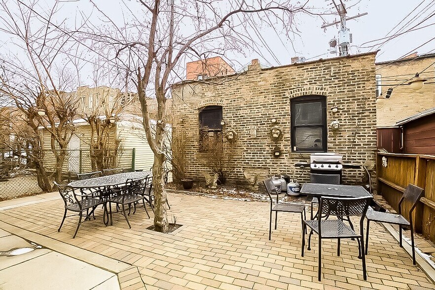 Building Photo - 919 W Newport Ave