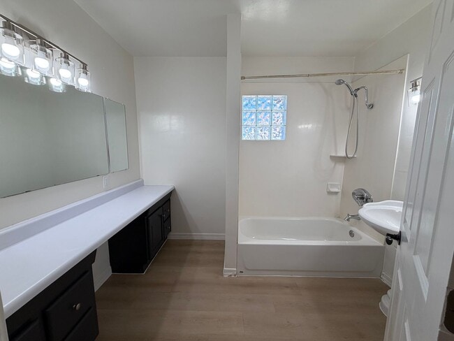 Building Photo - Spacious 4 Bed 3 Bath Single-Level Home | RV Gate | Huge Yard | Bright Open Layout