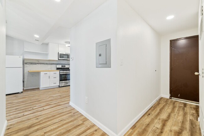 Building Photo - 2018 E Carson St