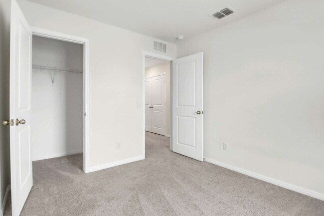 Building Photo - "Charming 3-Bedroom Retreat with 2.5 Baths with Unbelievable Neighborhood Amenities!"