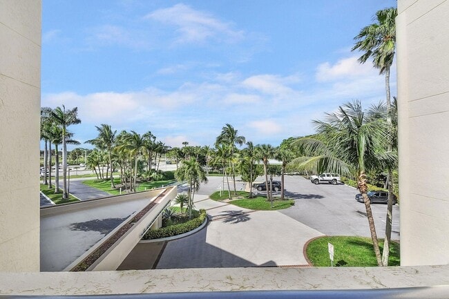 Building Photo - 221 NE Plantation Rd