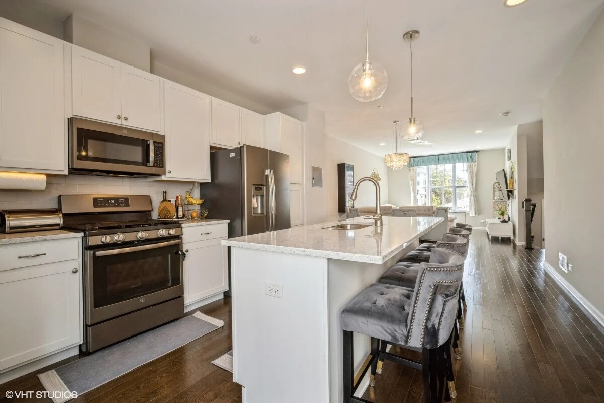 Building Photo - 850 Lexington Cir W