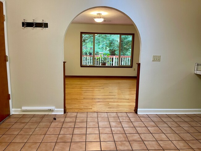 Building Photo - 4 bed, 3 bath split-level home in a private, forested setting (Bayside)