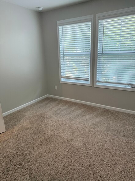 Building Photo - 726 Little Bluestem Dr