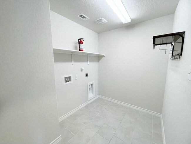 Building Photo - Come check out this well maintained 4 bedroom, 2.5 bath home in the well desired community of Lan...