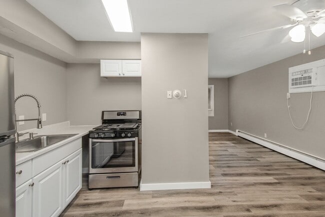 Building Photo - Beautiful updated Main-Level unit in Fabul...