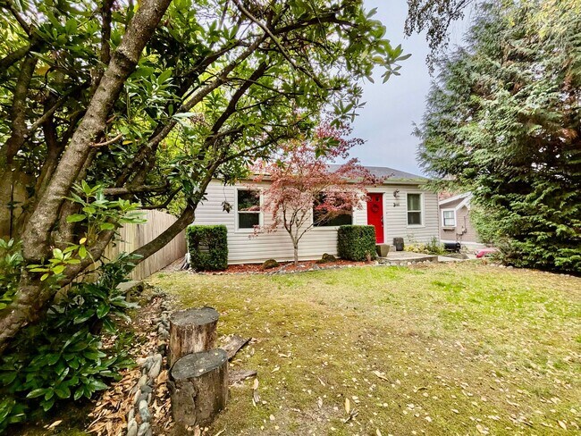 Building Photo - Darling 2 Bed 1 Bath 1940's Cottage Near Multnomah Village is a Must See!