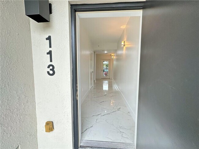 Building Photo - 113 SE 1st Cir
