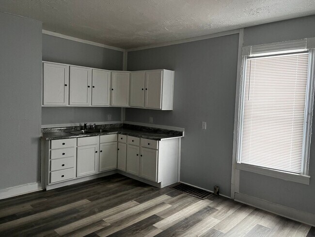 Building Photo - Welcome to the 3 Bedroom Home West Peoria